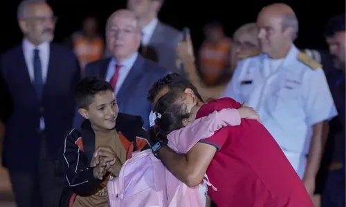 
          Imagem ilustrativa da imagem Clima de emoção marca chegada de brasileiros da Faixa de Gaza em Brasília
          