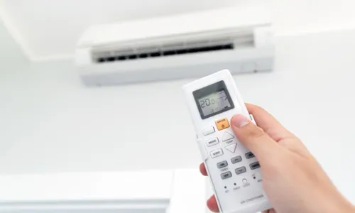 
          Imagem ilustrativa da imagem Com calor em casa, cariocas lotam motéis para dormir no ar-condicionado
          