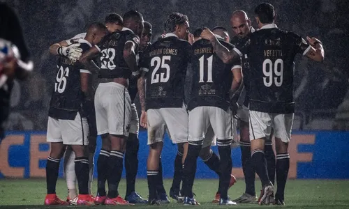 
          Imagem ilustrativa da imagem Com gol de Payet, Vasco vence e joga o Santos para a zona do rebaixamento
          