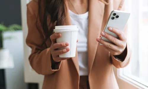 
          Imagem ilustrativa da imagem Com perfis falsos no Tinder, dono atraia clientes para a própria cafeteria
          