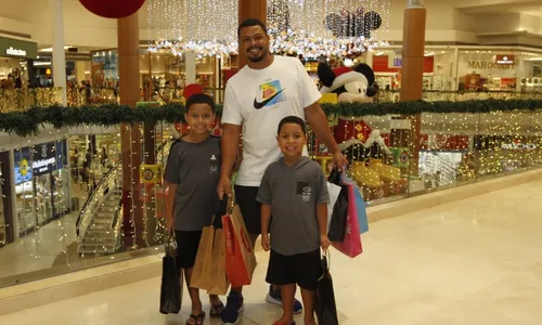 
          Imagem ilustrativa da imagem Comércio aberto até mais tarde a partir desta sexta-feira
          