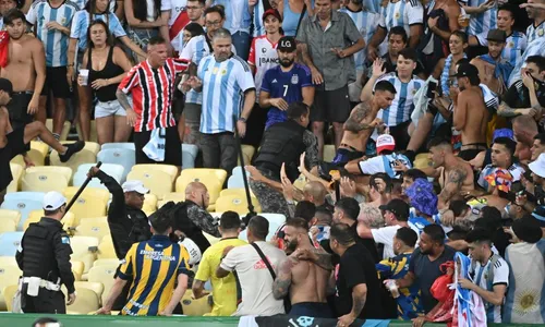 
          Imagem ilustrativa da imagem Confusão e nova derrota da Seleção de Diniz
          