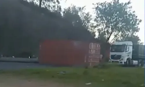 
          Imagem ilustrativa da imagem Contêiner cai de caminhão e interdita Rodovia Leste-Oeste
          