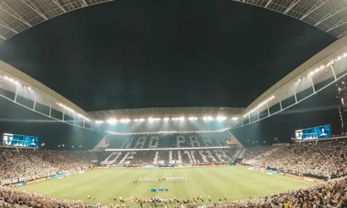
          Imagem ilustrativa da imagem Corintiano de 16 anos morre eletrocutado ao encostar em poste na saída de estádio
          