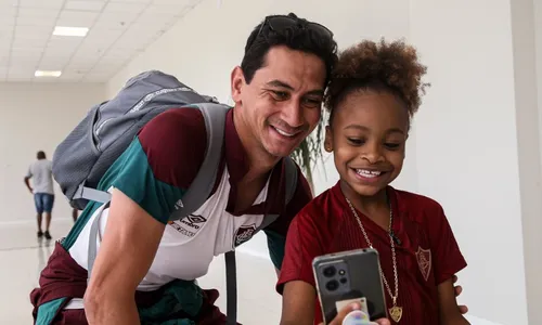 
          Imagem ilustrativa da imagem Criança que viralizou na final da Libertadores visita o CT do Fluminense
          