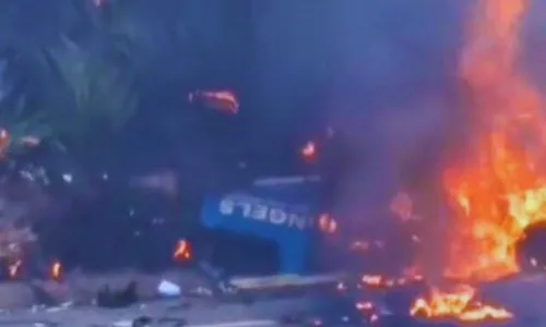 
          Imagem ilustrativa da imagem Criminosos explodem carro-forte em rodovia e dinheiro fica espalhado na estrada
          