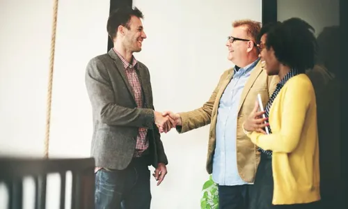 
          Imagem ilustrativa da imagem Cumprimentar estranhos na rua aumenta os níveis de felicidade, afirma estudo
          