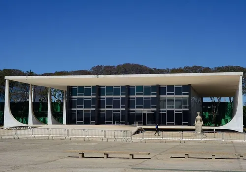 
          Imagem ilustrativa da imagem Deputados protocolam PEC que permite derrubada de decisões do Supremo
          