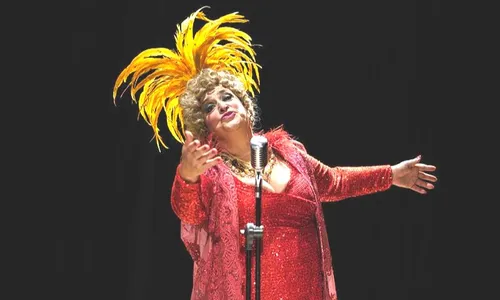 
          Imagem ilustrativa da imagem Dercy Gonçalves por Grace Gianoukas: Mulheres revolucionárias do palco
          