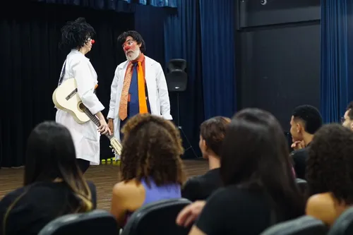 
          Imagem ilustrativa da imagem Dia Estadual dos Doutores da Alegria marca início do curso Jovens Brincantes
          