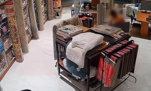 
          Imagem ilustrativa da imagem Dois homens assaltam loja na Glória e deixam prejuízo de quase R$ 3 mil
          