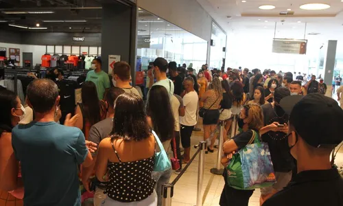 
          Imagem ilustrativa da imagem Duas mil lojas antecipam a Black Friday com descontos de até 70%
          