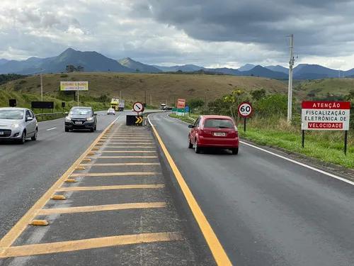 
          Imagem ilustrativa da imagem Duas pessoas ficam feridas em acidente com cinco veículos na BR-101
          