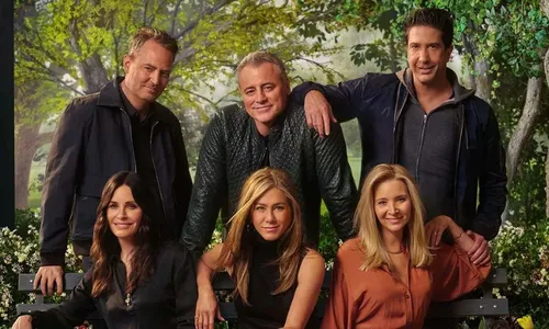 
          Imagem ilustrativa da imagem Elenco de 'Friends' lamenta morte de Matthew Perry: 'Absolutamente devastados'
          