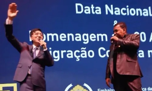 
          Imagem ilustrativa da imagem Embaixador da Coreia do Sul canta 'Cheia de Manias' com vocalista do Raça Negra
          