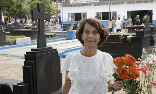 
          Imagem ilustrativa da imagem Emoção e homenagens nos cemitérios no Dia de Finados
          