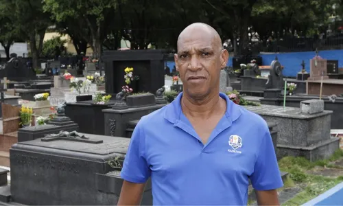 
          Imagem ilustrativa da imagem Emoção e homenagens nos cemitérios no Dia de Finados
          