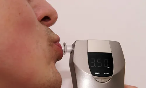 
          Imagem ilustrativa da imagem Empregados flagrados todo dia no bafômetro e em revista no trabalho
          