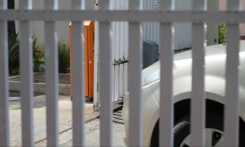 
          Imagem ilustrativa da imagem Empresária morre após portão eletrônico de casa cair sobre ela em Goiás
          