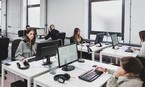 
          Imagem ilustrativa da imagem Empresas aprovam semana com quatro dias de trabalho
          