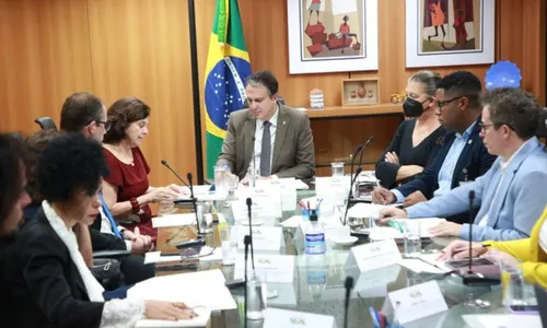 
          Imagem ilustrativa da imagem Entre os muros da escola
          