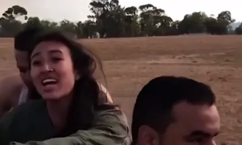 
          Imagem ilustrativa da imagem 'Estamos esperando por ela em casa', diz mãe de mulher sequestrada por Hamas
          