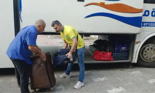 
          Imagem ilustrativa da imagem Estrangeiros começam a deixar Gaza; Brasil ainda espera vez
          