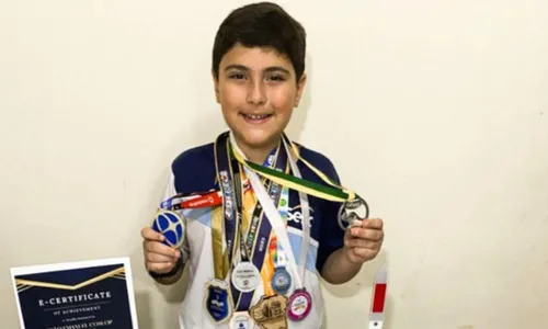 
          Imagem ilustrativa da imagem Estudante capixaba recebe medalha por identificação de asteroide
          