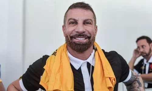 
          Imagem ilustrativa da imagem Ex-comentarista, Pedrinho é eleito o novo presidente do Vasco
          