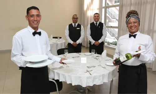 
          Imagem ilustrativa da imagem Ex-moradores de rua fazem curso e viram garçons
          