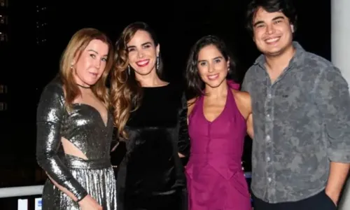 
          Imagem ilustrativa da imagem Ex-mulher de Zezé Di Camargo faz rara aparição ao lado dos três filhos
          