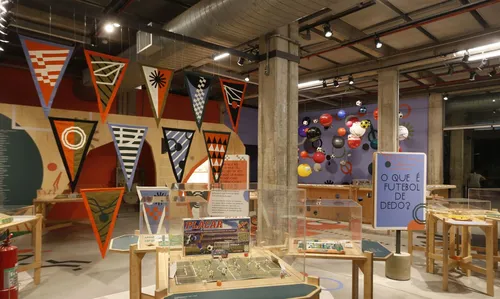 
          Imagem ilustrativa da imagem Exposição retrata memória afetiva de brinquedos ligados ao futebol
          