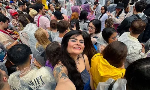 
          Imagem ilustrativa da imagem Fã de Taylor Swift tem celular roubado após show, pede fotos e ladrão envia
          