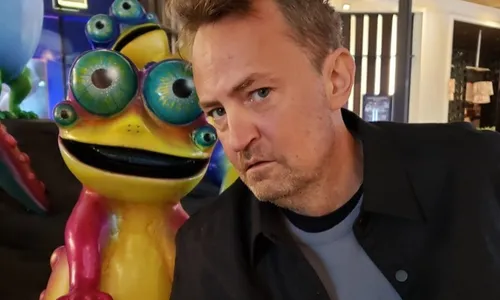 
          Imagem ilustrativa da imagem Família fala pela 1ª vez após morte de Matthew Perry: 'Perda trágica'
          