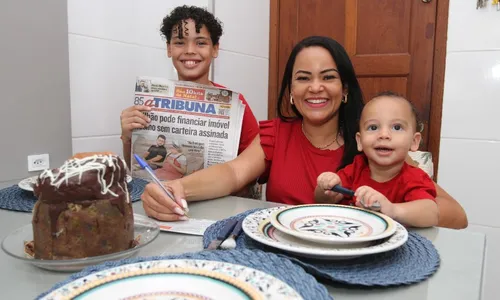 
          Imagem ilustrativa da imagem Famílias na torcida por kits de Natal do jornal A Tribuna
          