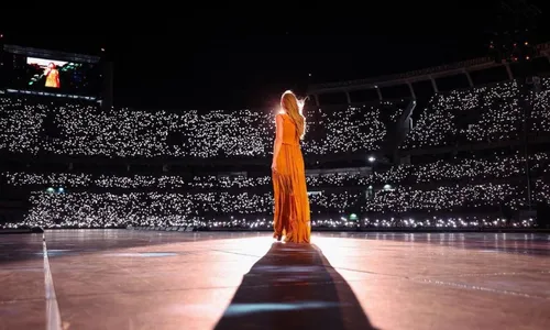 
          Imagem ilustrativa da imagem Fãs de Taylor Swift fazem abaixo-assinado para água gratuita em shows virar lei
          