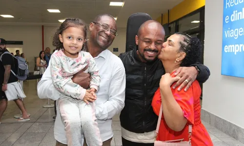 
          Imagem ilustrativa da imagem Festa no aeroporto de Vitória na volta de Israel. Veja os depoimentos de capixabas
          