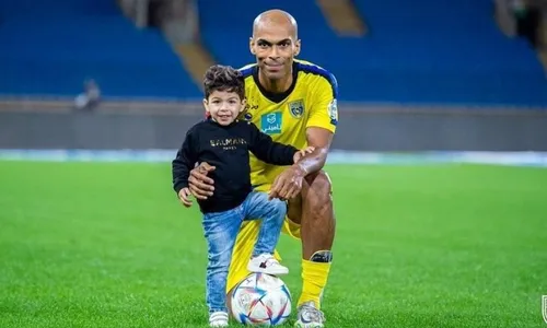 
          Imagem ilustrativa da imagem Filho de 4 anos de jogador brasileiro morre um mês após acidente
          