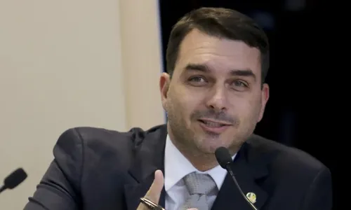 
          Imagem ilustrativa da imagem Flávio Bolsonaro diz que seu pai ofereceu a ele vaga no Supremo
          