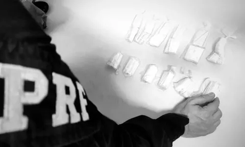 
          Imagem ilustrativa da imagem Foragido é abordado pela PRF com drogas e moto adulterada
          