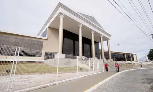 
          Imagem ilustrativa da imagem Fórum de Vila Velha é esvaziado após parte do teto desabar
          