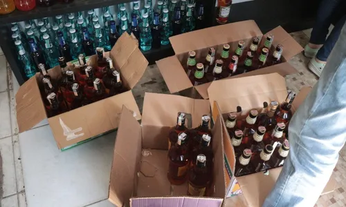 
          Imagem ilustrativa da imagem Garrafas de bebidas adulteradas são apreendidas durante fiscalização em Viana
          