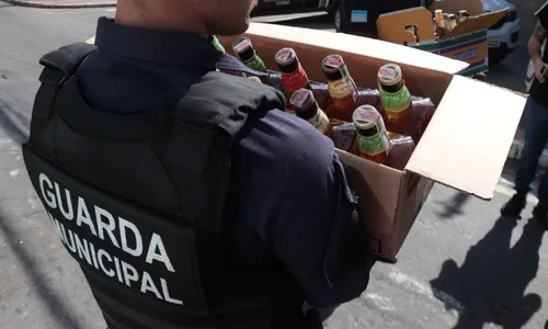 
          Imagem ilustrativa da imagem Garrafas de bebidas adulteradas são apreendidas durante fiscalização em Viana
          