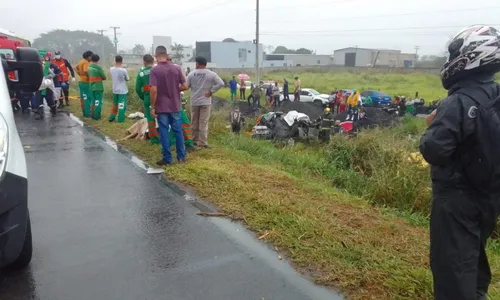 
          Imagem ilustrativa da imagem Grávida fica presa às ferragens em acidente entre carro e ônibus na BR-101 no ES
          