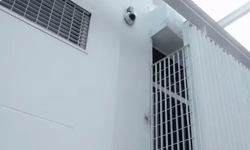 
          Imagem ilustrativa da imagem Grávida tenta roubar agência bancária, fica presa em grade e é detida pela polícia
          