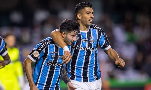 
          Imagem ilustrativa da imagem Grêmio vence Coritiba com Suárez "garçom" e sonha com título do Brasileiro
          