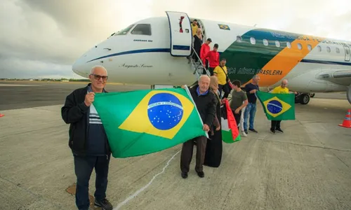 
          Imagem ilustrativa da imagem Grupo de brasileiros repatriados da Cisjordânia chega ao Recife
          