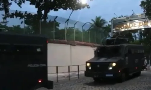 
          Imagem ilustrativa da imagem Helicópteros da polícia são atingidos por tiros durante operação no RJ
          