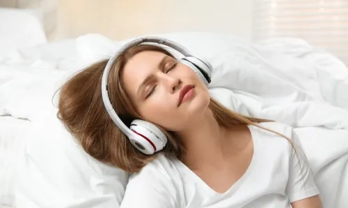 
          Imagem ilustrativa da imagem Histórias para dormir narradas por famosos auxiliam no sono
          