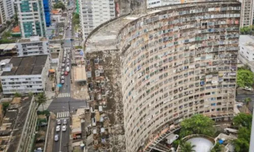 
          Imagem ilustrativa da imagem Histórico Edifício Holiday, em Boa Viagem, vai a leilão em março de 2024
          